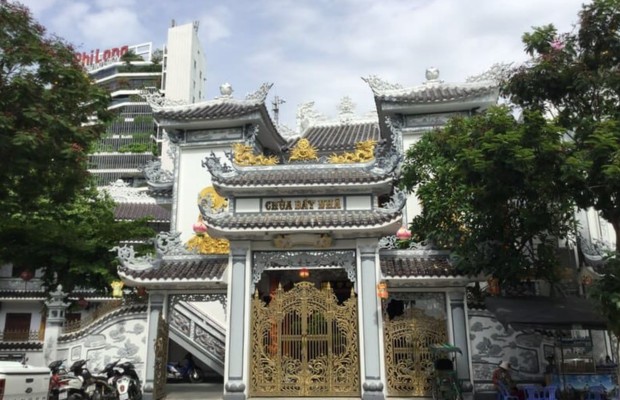 Cổng Tam Quan ch&ugrave;a B&aacute;t Nh&atilde;