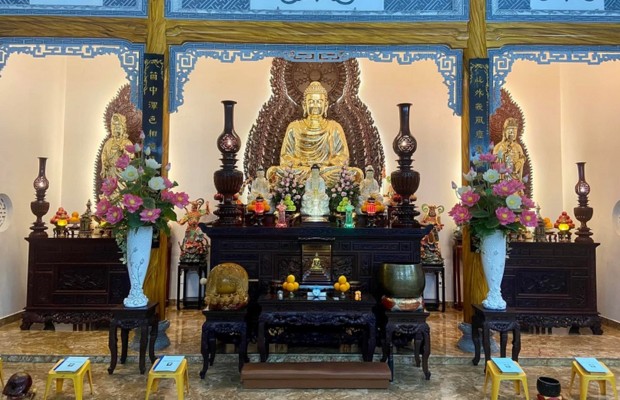 Ch&aacute;nh điện Ch&ugrave;a B&aacute;t Nh&atilde; Đ&agrave; Nẵng thờ Phật Th&iacute;ch Ca M&acirc;u Ni