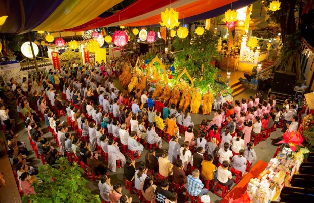 Cầu an v&agrave; lễ Phật tại ch&ugrave;a B&aacute;t Nh&atilde; 