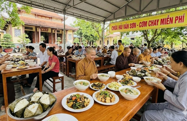 Cơm chay miễn ph&iacute; tại ch&ugrave;a Hải V&acirc;n Sơn Đ&agrave; Nẵng ng&agrave;y rằm