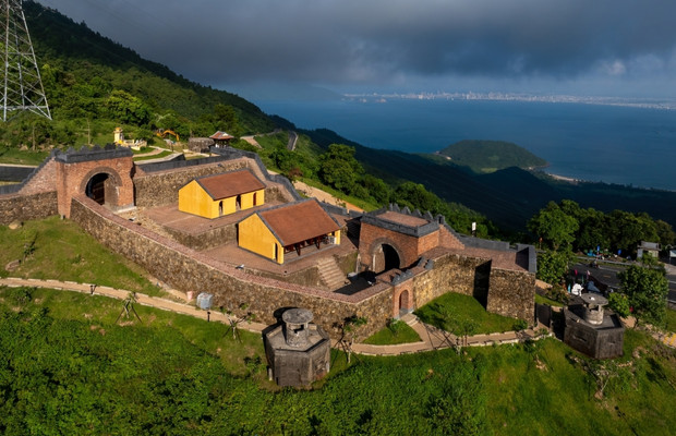 Đ&egrave;o Hải V&acirc;n v&agrave; Hải V&acirc;n Quan gần ch&ugrave;a Hải V&acirc;n Sơn Đ&agrave; Nẵng