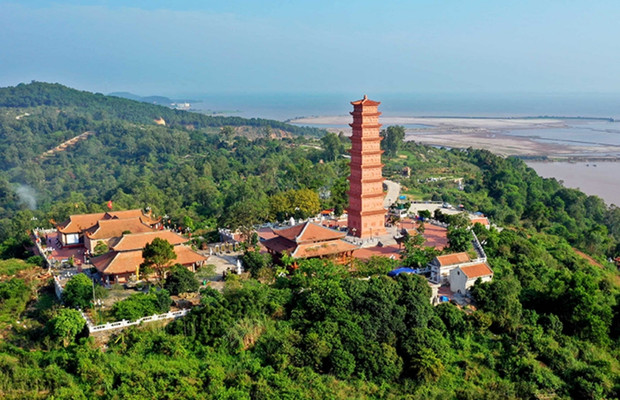 to&agrave;n cảnh ch&ugrave;a hải v&acirc;n sợn nh&igrave;n từ tr&ecirc;n cao