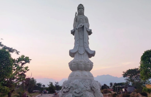 Tượng Quan Thế &Acirc;m v&agrave; kh&ocirc;ng gian xanh tại ch&ugrave;a Hải V&acirc;n Sơn Đ&agrave; Nẵng