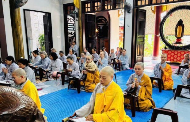 Hoạt động kh&oacute;a tu v&agrave; thiện nguyện tại ch&ugrave;a