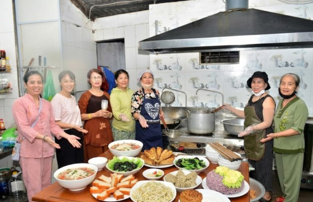 Bữa cơm chay giản dị tại ch&ugrave;a