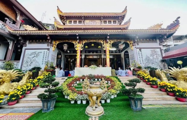 Khu&ocirc;n vi&ecirc;n ch&ugrave;a H&ograve;a Ti&ecirc;n Đ&agrave; Nẵng nhiều c&acirc;y xanh