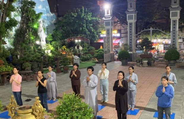 Cầu b&igrave;nh an, t&igrave;nh duy&ecirc;n tại ch&ugrave;a H&ograve;a Ti&ecirc;n