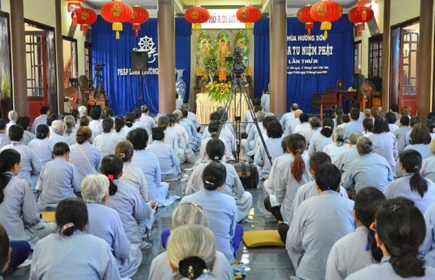 Tham gia c&aacute;c kh&oacute;a tu niệm Phật tại ch&ugrave;a