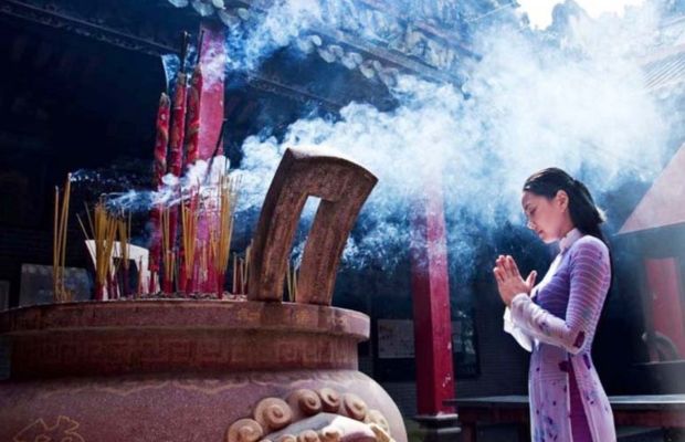 trang phục v&agrave; t&aacute;c phong khi đi tham quan tại ch&ugrave;a