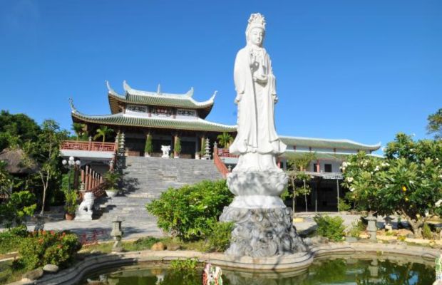 Ch&ugrave;a Hương Sơn Đ&agrave; Nẵng nằm tại phường H&ograve;a Hải, quận Ngũ H&agrave;nh Sơn