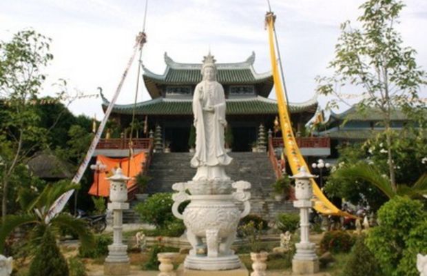 Tượng Quan &Acirc;m lộ thi&ecirc;n tại ch&ugrave;a Hương Sơn Đ&agrave; Nẵng