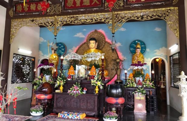 Kh&ocirc;ng gian ch&aacute;nh điện ch&ugrave;a Hương Sơn Đ&agrave; Nẵng thờ Phật Th&iacute;ch Ca