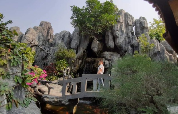 H&ograve;n non bộ v&agrave; hồ sen