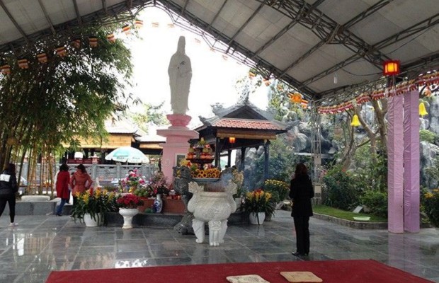 Đến ch&ugrave;a Kh&ocirc;ng T&ecirc;n để tĩnh t&acirc;m