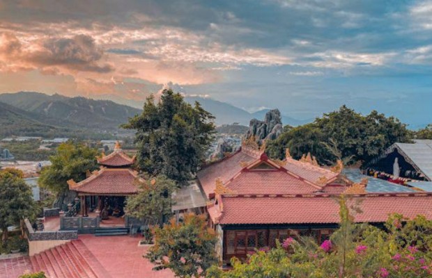 Kh&ocirc;ng gian thanh tịnh b&ecirc;n ngo&agrave;i ch&ugrave;a Đ&agrave; Sơn Đ&agrave; Nẵng