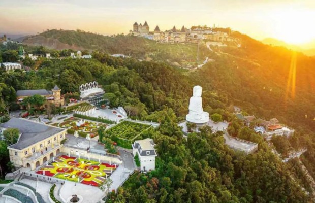 Sương m&ugrave; v&agrave; m&acirc;y bao quanh ch&ugrave;a Linh Ứng B&agrave; N&agrave; Hills