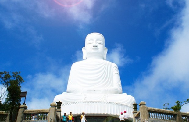 Tượng Đức Bổn Sư Th&iacute;ch Ca M&acirc;u Ni tại ch&ugrave;a Linh Ứng B&agrave; N&agrave; Hills