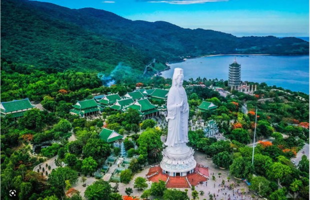 Vườn Lộc Uyển y&ecirc;n b&igrave;nh ph&iacute;a sau ch&ugrave;a