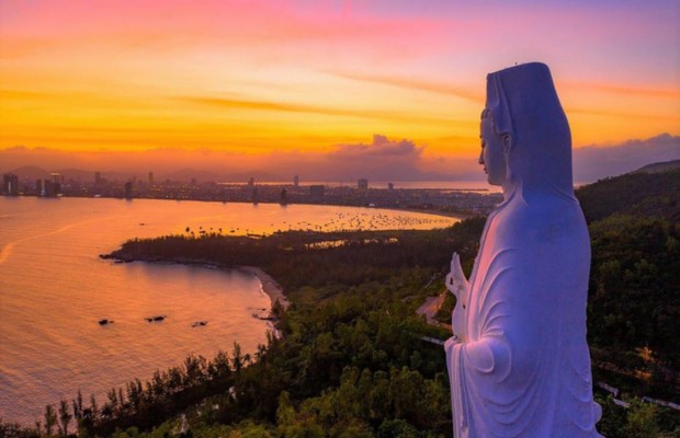 Ho&agrave;ng h&ocirc;n biển Đ&agrave; Nẵng từ s&acirc;n ch&ugrave;a Linh Ứng B&atilde;i Bụt Sơn Tr&agrave;.