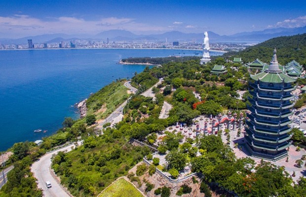 Ch&ugrave;a Linh Ứng Ngũ H&agrave;nh Sơn với kiến tr&uacute;c r&ecirc;u phong lịch sử.