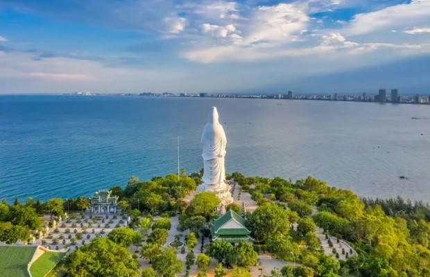 Tượng Phật B&agrave; Quan &Acirc;m ch&ugrave;a Linh Ứng B&atilde;i Bụt nh&igrave;n từ xa hướng biển Đ&agrave; Nẵng.