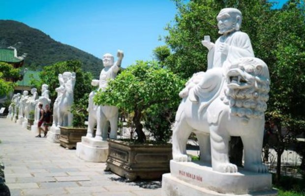 18 vị La H&aacute;n đ&aacute; trắng biểu cảm sinh động tại ch&ugrave;a Linh Ứng B&atilde;i Bụt Đ&agrave; Nẵng.