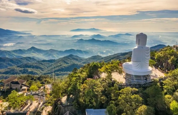 Ch&ugrave;a Linh Ứng B&agrave; N&agrave; quanh năm m&acirc;y phủ như ti&ecirc;n cảnh.