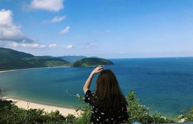 Ngắm cảnh biển v&agrave; ch&acirc;n đ&egrave;o Hải V&acirc;n từ s&acirc;n ch&ugrave;a