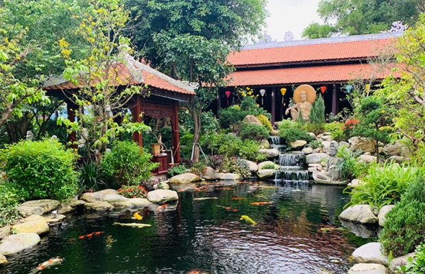 Trải nghiệm v&atilde;n cảnh v&agrave; du lịch chữa l&agrave;nh tại Ch&ugrave;a Nam Hải Đ&agrave; Nẵng.