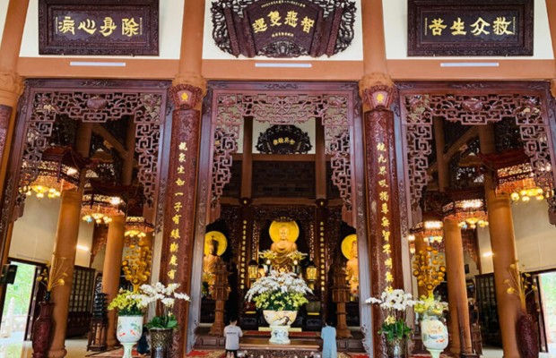 Ch&aacute;nh điện Ch&ugrave;a Nam Hải Đ&agrave; Nẵng thờ Phật Th&iacute;ch Ca M&acirc;u Ni.