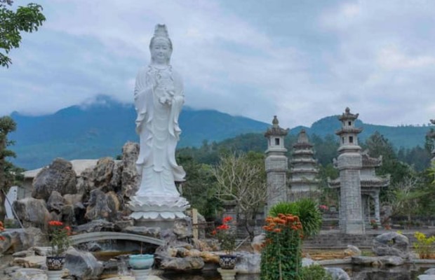 Tượng Quan &Acirc;m Nam Hải lộ thi&ecirc;n tại Ch&ugrave;a Nam Hải Đ&agrave; Nẵng.