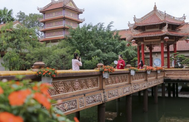 Cầu Tam Tạng bắc qua hồ Ph&oacute;ng Sanh Ch&ugrave;a Nam Sơn