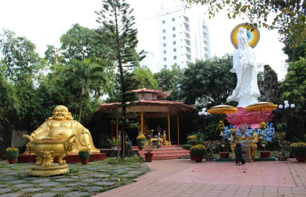 Tượng Phật Th&iacute;ch Ca tại Ch&ugrave;a Ph&aacute;p L&acirc;m Đ&agrave; Nẵng