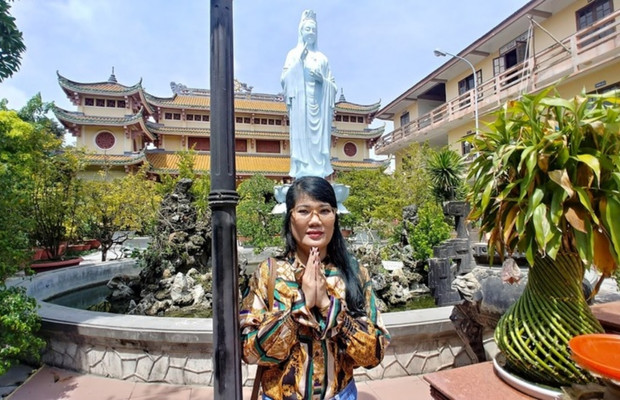 du kh&aacute;ch lưu lại kỉ niệm tại ch&ugrave;a phổ đ&agrave;