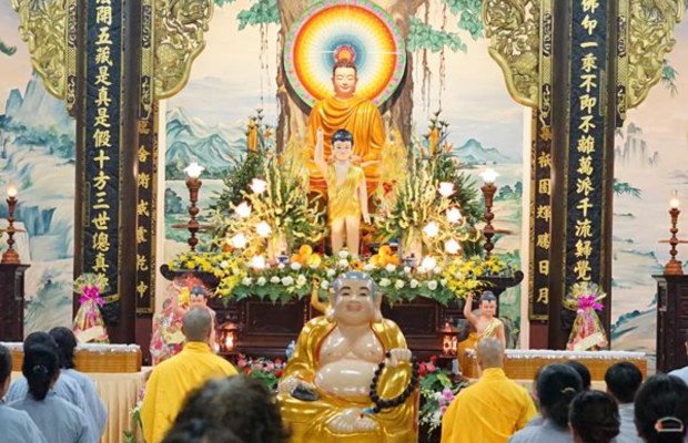 Tham gia c&aacute;c kh&oacute;a tu v&agrave; nghe giảng ph&aacute;p