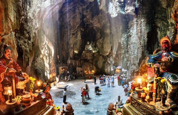 H&igrave;nh ảnh hang động Quan &Acirc;m tại Ngũ H&agrave;nh Sơn, với nhũ đ&aacute; tạo h&igrave;nh Bồ T&aacute;t v&agrave; &aacute;nh s&aacute;ng huyền ảo.