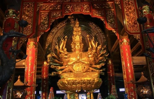 H&igrave;nh ảnh c&aacute;c hiện vật Phật gi&aacute;o cổ như tượng Phật v&agrave; ph&aacute;p kh&iacute; tại ch&ugrave;a Việt Nam