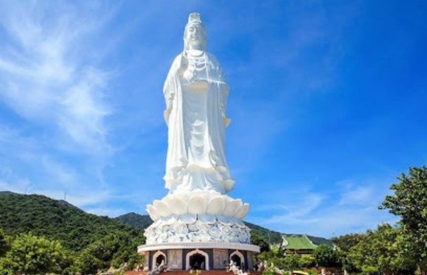 Tượng Bồ T&aacute;t Qu&aacute;n Thế &Acirc;m lộ thi&ecirc;n bằng đ&aacute; trắng Non Nước