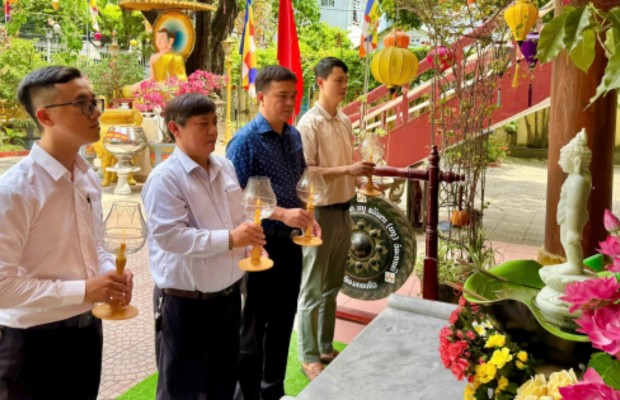 D&acirc;ng hương, lễ Phật cầu b&igrave;nh an tại ch&ugrave;a tam bảo
