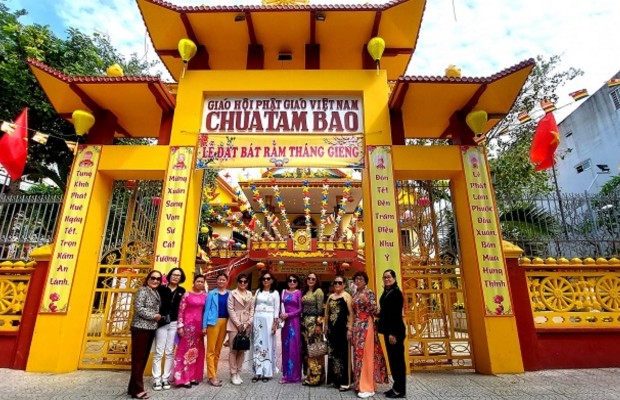 Cổng Tam Quan v&agrave; khu&ocirc;n vi&ecirc;n s&acirc;n trước