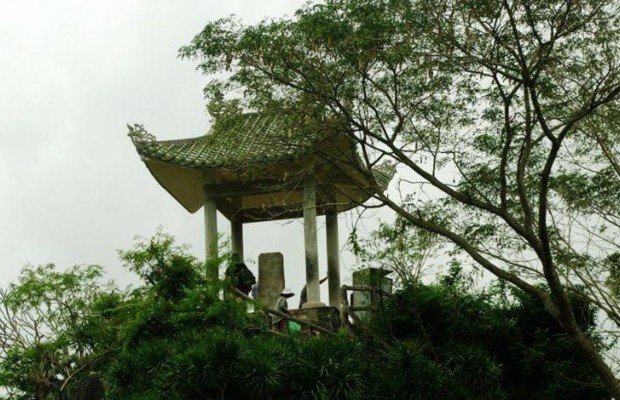 Vọng Giang Đ&agrave;i nh&igrave;n ra s&ocirc;ng Cẩm Lệ tại Ngũ H&agrave;nh Sơn