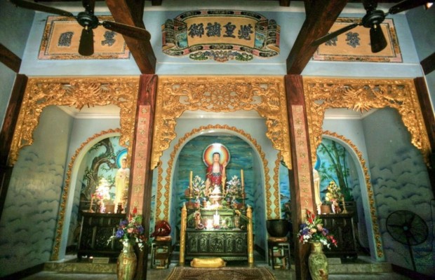 Ch&aacute;nh điện v&agrave; s&acirc;n h&agrave;nh lễ ch&ugrave;a Tam Thai