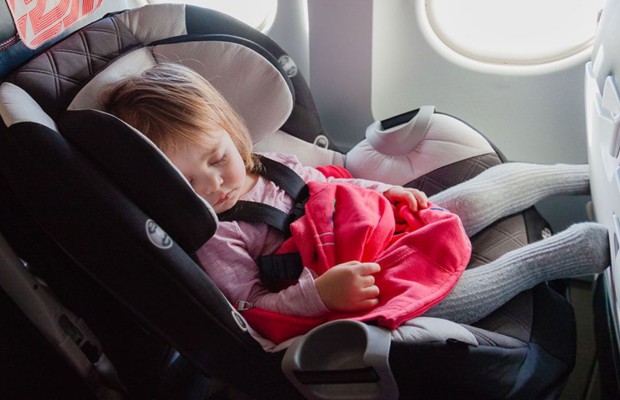 trẻ nhỏ đi m&aacute;y bay