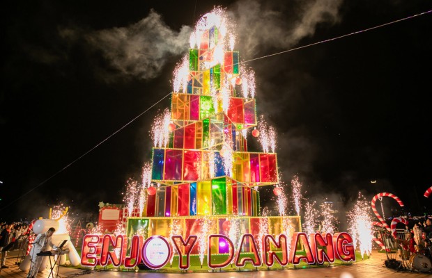 C&acirc;y th&ocirc;ng &aacute;nh s&aacute;ng trong dịp gi&aacute;ng sinh ở đ&agrave; nẵng