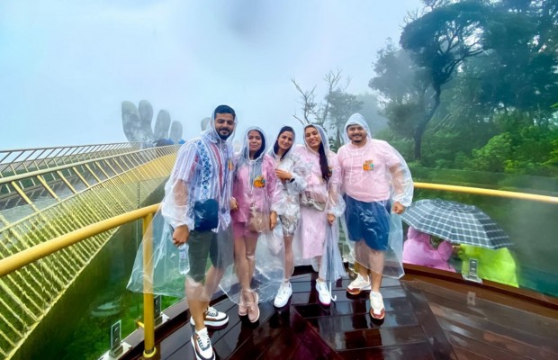 Du lịch m&ugrave;a mưa nhớ bỏ t&uacute;i th&ecirc;m vật che mưa