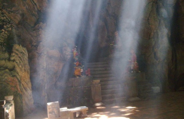 Động Huyền Vi chiều d&agrave;i khoảng 50 m&eacute;t, với c&aacute;c nhũ đ&aacute; tự nhi&ecirc;n h&igrave;nh th&agrave;nh n&ecirc;n h&igrave;nh rồng