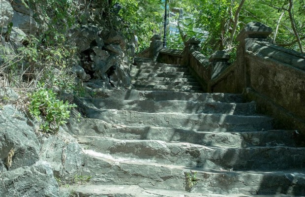 Trekking tại Hỏa Sơn với đường đi c&oacute; bậc thang đ&aacute; tự nhi&ecirc;n, xen lẫn rừng c&acirc;y xanh, mất khoảng 45-60 ph&uacute;t để chinh phục