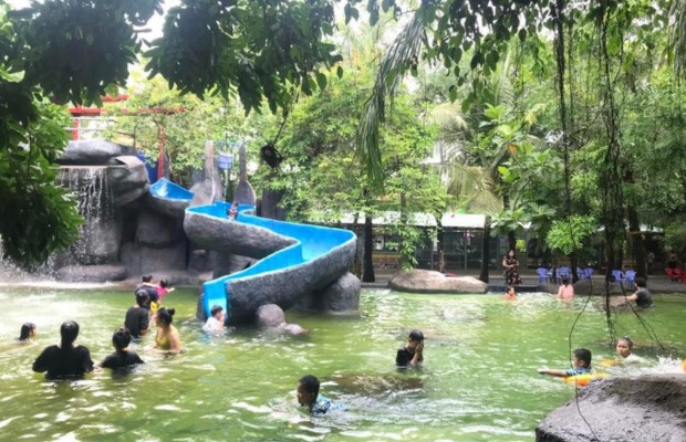 Hồ bơi nước suối trong xanh an to&agrave;n cho trẻ em tại khu du lịch sinh th&aacute;i Song Long.