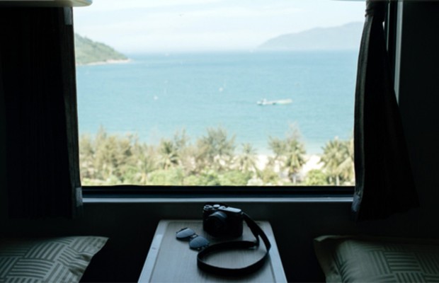 nh&igrave;n ra b&ecirc;n ngo&agrave;i bằng cửa sổ