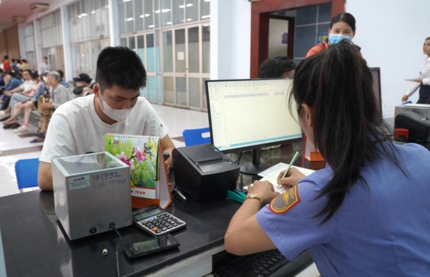 Mua v&eacute; tại nh&agrave; ga